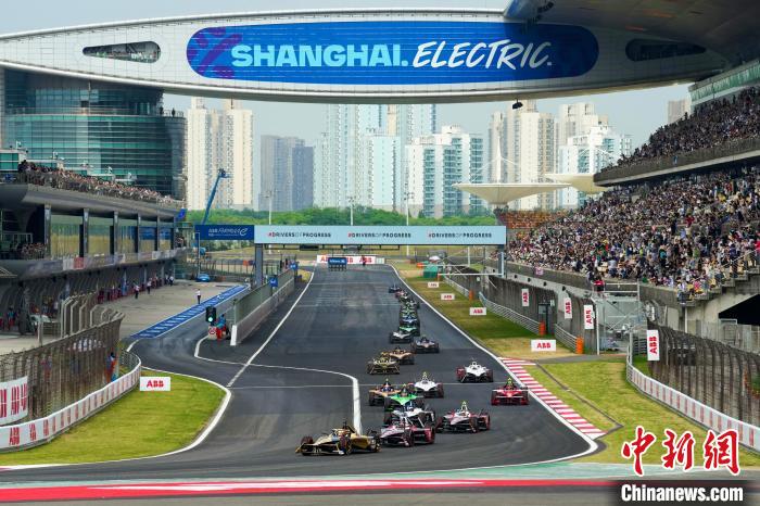 上海国际赛车场举行的2024 ABB 国际汽联电动方程