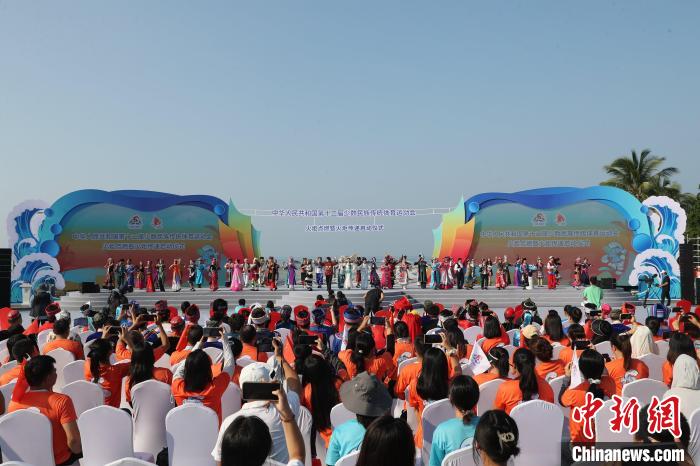 三亚举行第十二届民族运动会火炬点燃仪式 火种