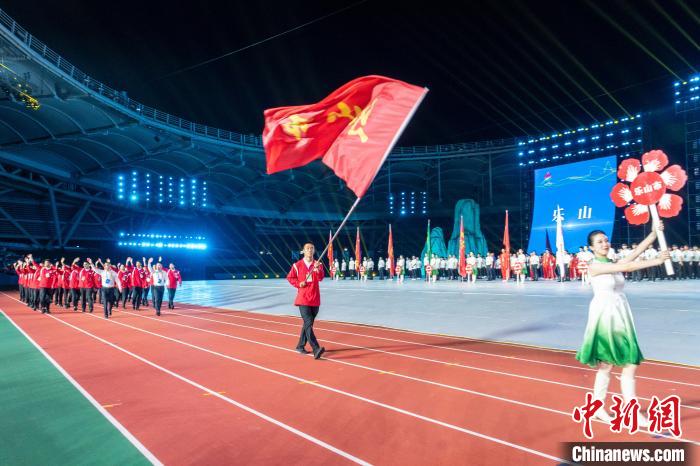 乐山省运会开幕 全运冠军杨磊点燃主火炬