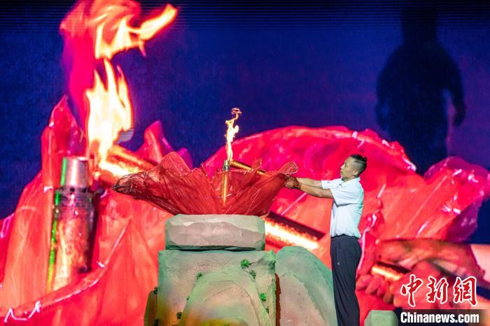 乐山省运会开幕 全运冠军杨磊点燃主火炬