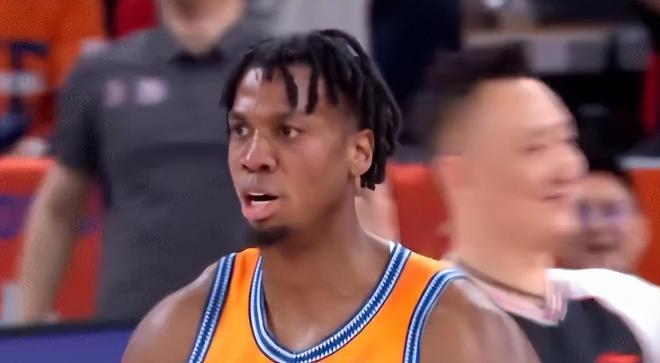 怀特塞德砍26篮板创CBA生涯新高 上海男篮大胜广