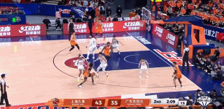 怀特塞德砍26篮板创CBA生涯新高 上海男篮大胜广