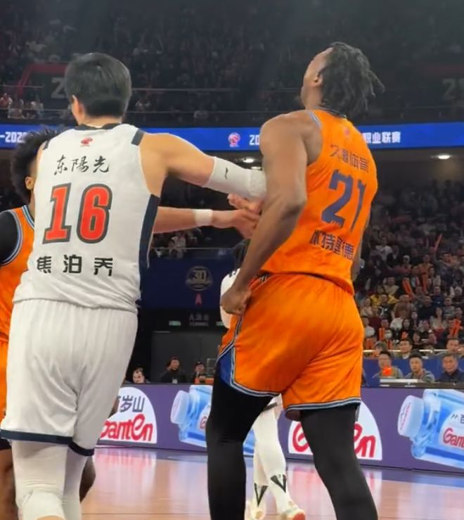 怀特塞德砍26篮板创CBA生涯新高 上海男篮大胜广