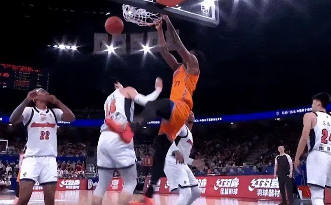 怀特塞德砍26篮板创CBA生涯新高 上海男篮大胜广