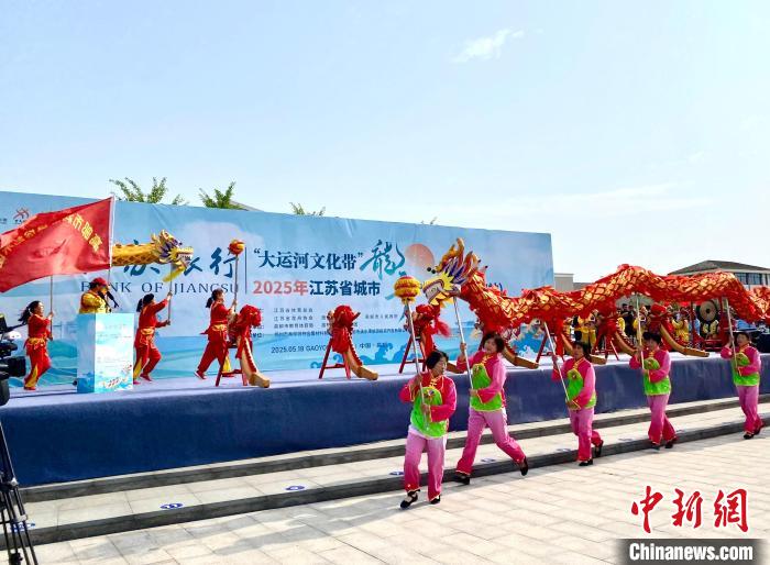 江苏省城市龙舟公开赛在高邮激情开赛 逾400名选