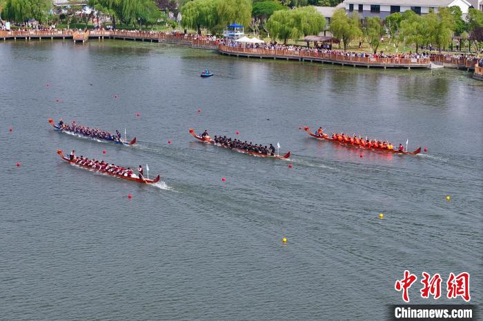 江苏省城市龙舟公开赛在高邮激情开赛 逾400名选