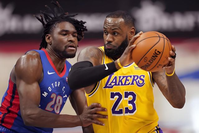 湖人客场惜败活塞 詹姆斯状态起伏裁判争议成焦