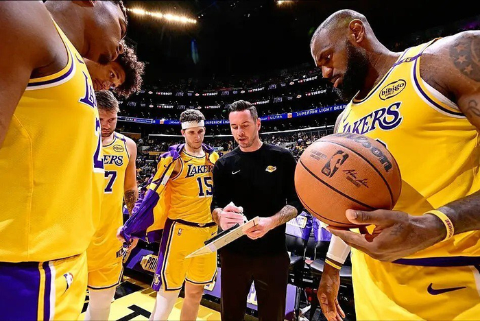 湖人季后赛轮换策略引争议，雷迪克能否改掉老