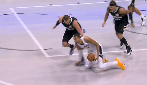 文班亚马头部撞击事件引发判罚争议，掘金挑战