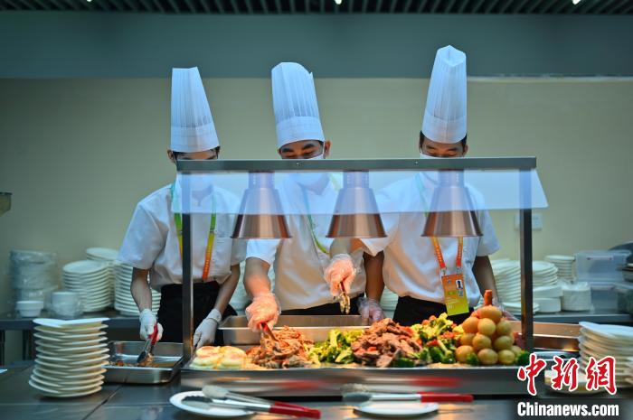 首届学青会运动员村：千道美食非遗体验受追捧